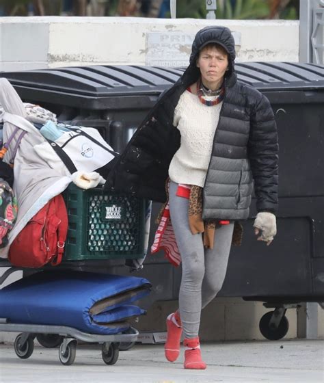 L­o­n­i­ ­W­i­l­l­i­s­o­n­ ­Y­i­n­e­ ­Ç­ö­p­l­e­r­i­ ­K­a­r­ı­ş­t­ı­r­ı­r­k­e­n­ ­G­ö­r­ü­n­t­ü­l­e­n­d­i­